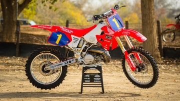 Racer-X-Films-1992-Honda-CR250R-Garage-Build